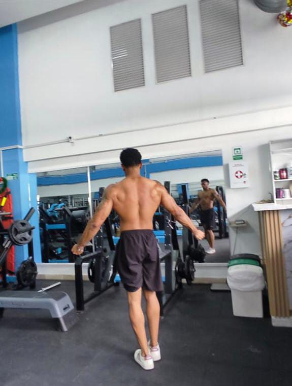 Medellín Fitness client showing back development in the gym