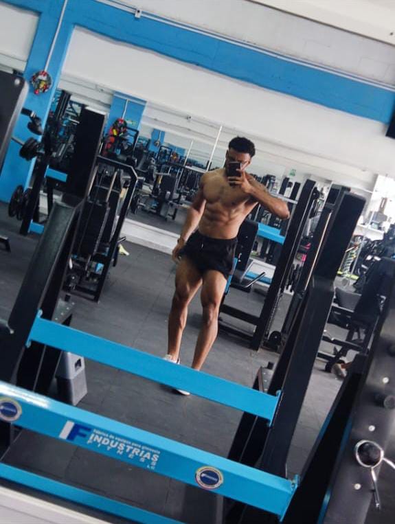 Medellín Fitness client showing his physique in the gym